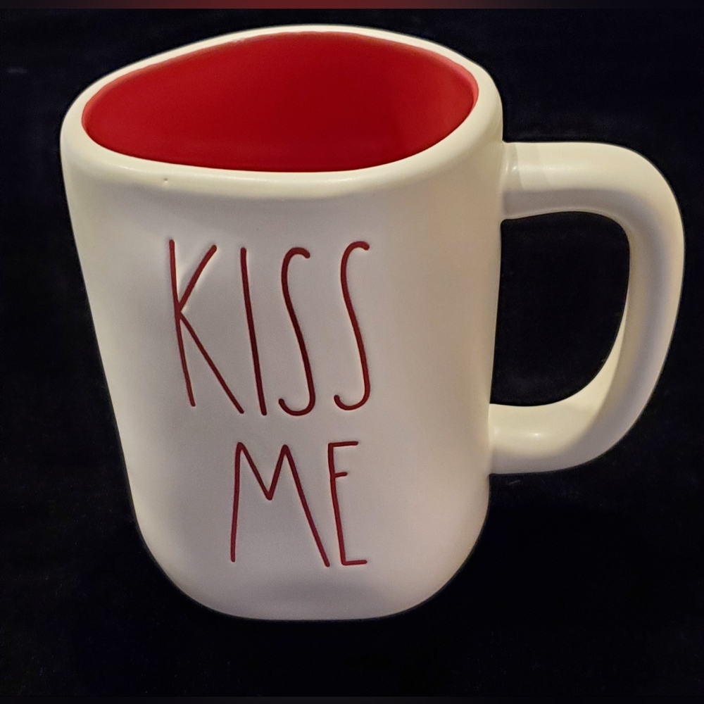 NWOT Rae Dunn KISS ME Mug